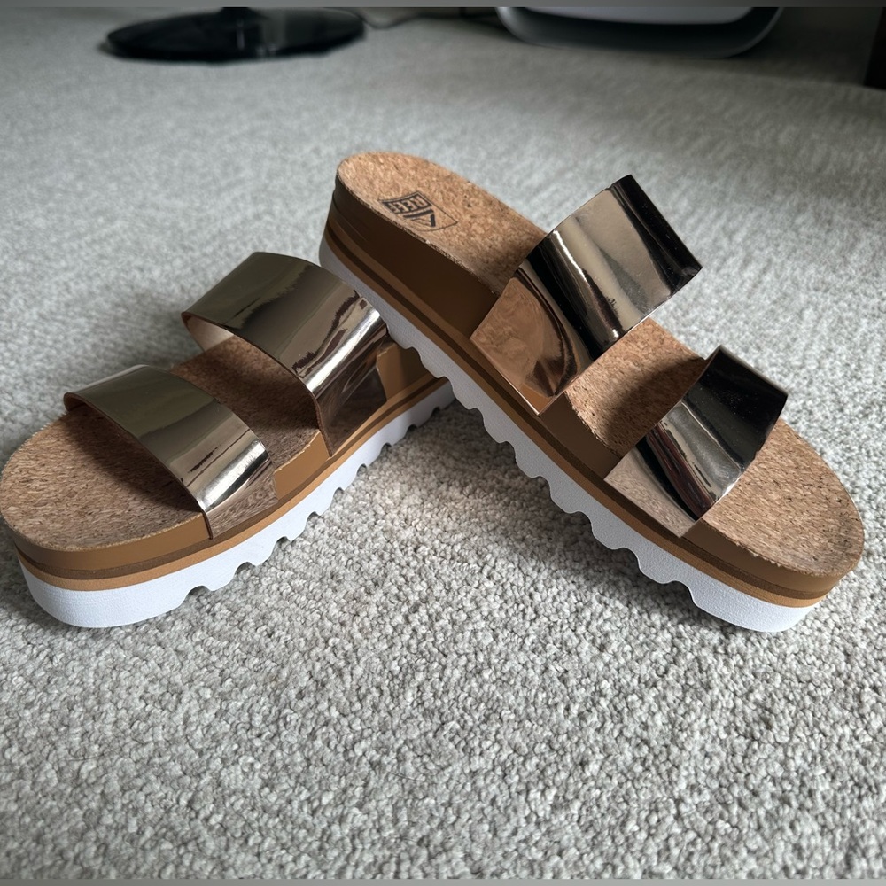 NWOT Reef Cushion Vista Hi Metallica Gold Sandals